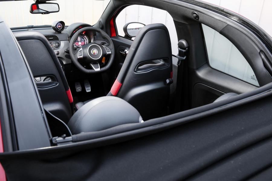 Интерьер Abarth 595C Competizione 2014 года  (AU) (фото 4 из 11)